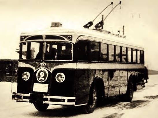 ЛК-1 № 2 в первые дни работы московского троллейбуса, 1933 г.